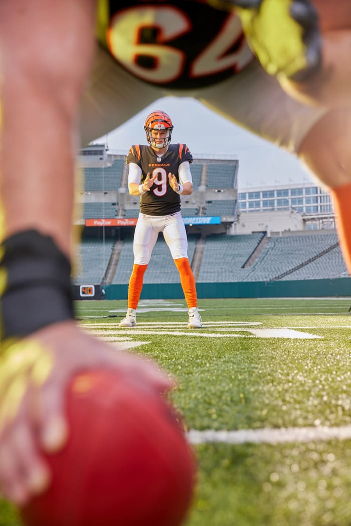 Joe Burrow prepares to receive a snap.